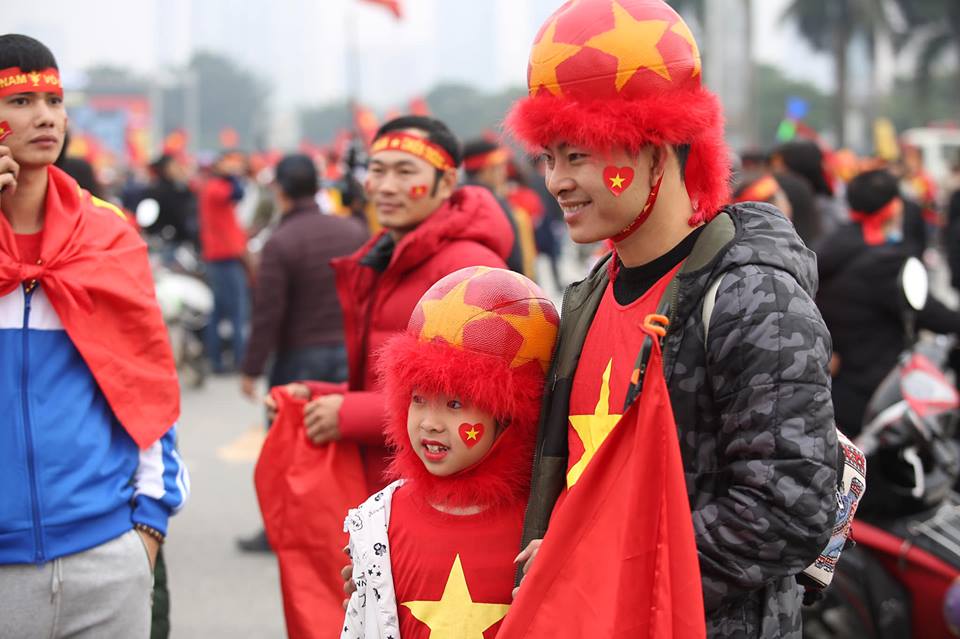Trời rét như cắt, CĐV vẫn cởi trần, sơn kín người cổ vũ những chiến binh áo đỏ - 11