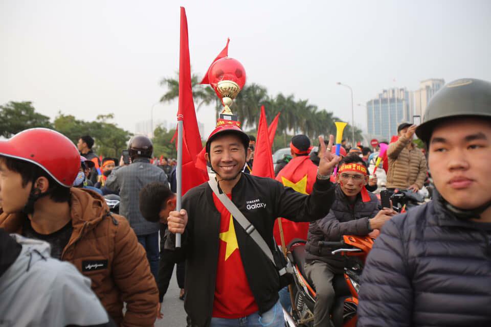 Trời rét như cắt, CĐV vẫn cởi trần, sơn kín người cổ vũ những chiến binh áo đỏ - 10