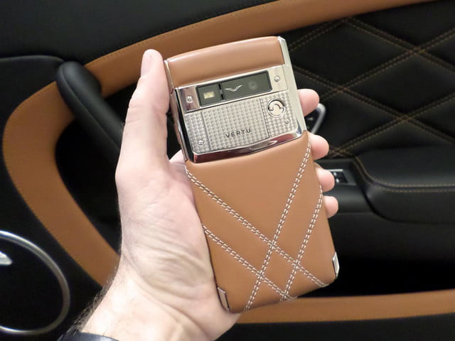 Dế sắp ra lò - Điểm danh smartphone cộp mác xe hơi siêu sang