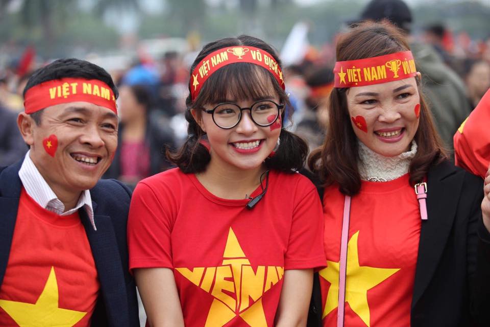 Những bóng hồng xinh đẹp "góp lửa" hâm nóng đại chiến Việt Nam - Malaysia trước giờ G - 2