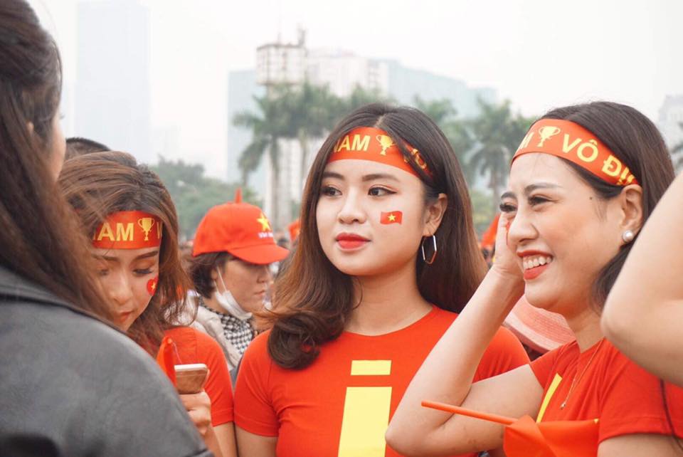 Những bóng hồng xinh đẹp "góp lửa" hâm nóng đại chiến Việt Nam - Malaysia trước giờ G - 3