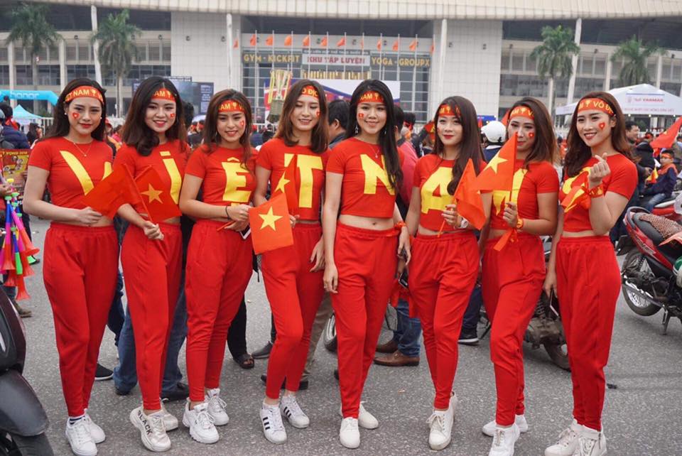 Những bóng hồng xinh đẹp "góp lửa" hâm nóng đại chiến Việt Nam - Malaysia trước giờ G - 6