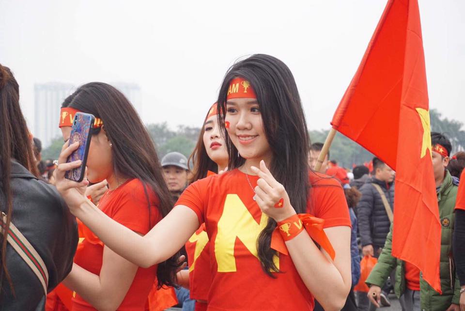 Những bóng hồng xinh đẹp "góp lửa" hâm nóng đại chiến Việt Nam - Malaysia trước giờ G - 4