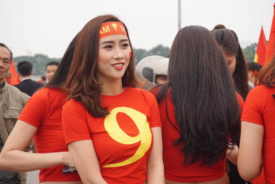 Những bóng hồng xinh đẹp "góp lửa" hâm nóng đại chiến Việt Nam - Malaysia trước giờ G - 5