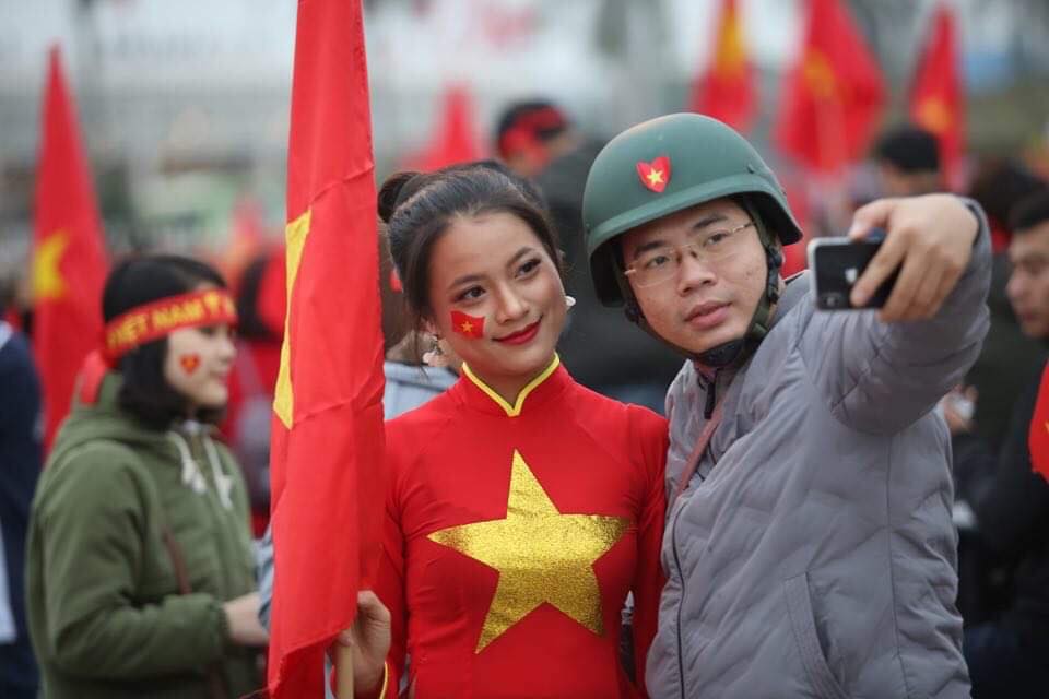 Những bóng hồng xinh đẹp "góp lửa" hâm nóng đại chiến Việt Nam - Malaysia trước giờ G - 8