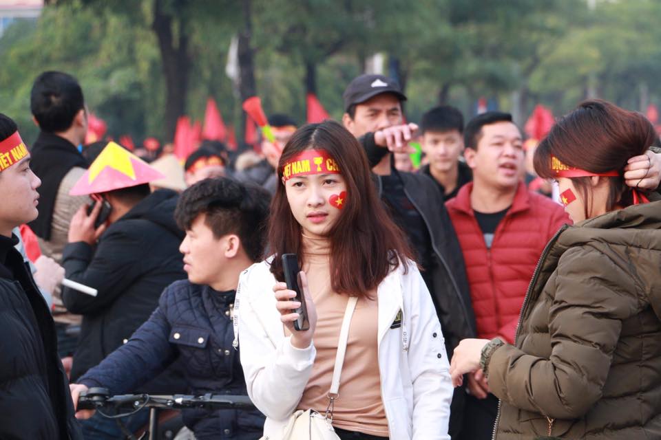 Những bóng hồng xinh đẹp "góp lửa" hâm nóng đại chiến Việt Nam - Malaysia trước giờ G - 12