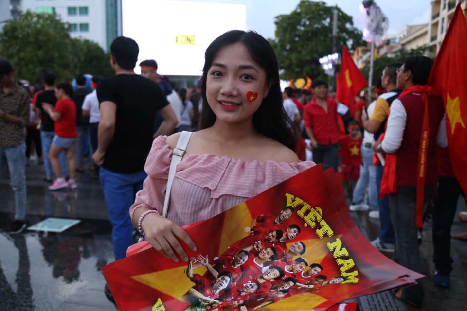 Những bóng hồng xinh đẹp "góp lửa" hâm nóng đại chiến Việt Nam - Malaysia trước giờ G - 11