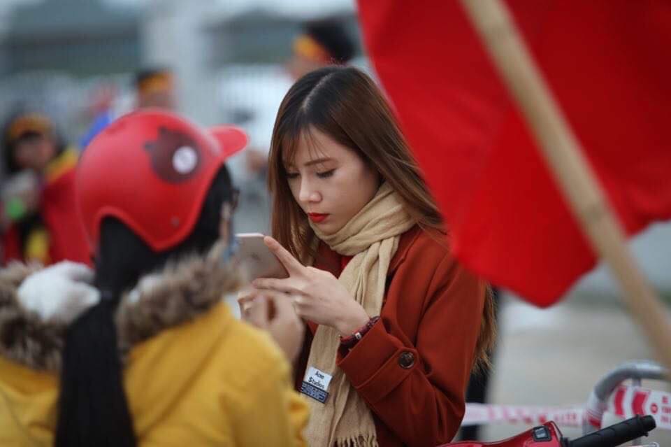 Những bóng hồng xinh đẹp "góp lửa" hâm nóng đại chiến Việt Nam - Malaysia trước giờ G - 13