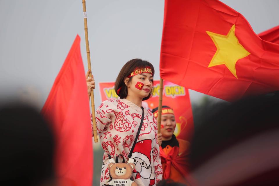 Những bóng hồng xinh đẹp "góp lửa" hâm nóng đại chiến Việt Nam - Malaysia trước giờ G - 10