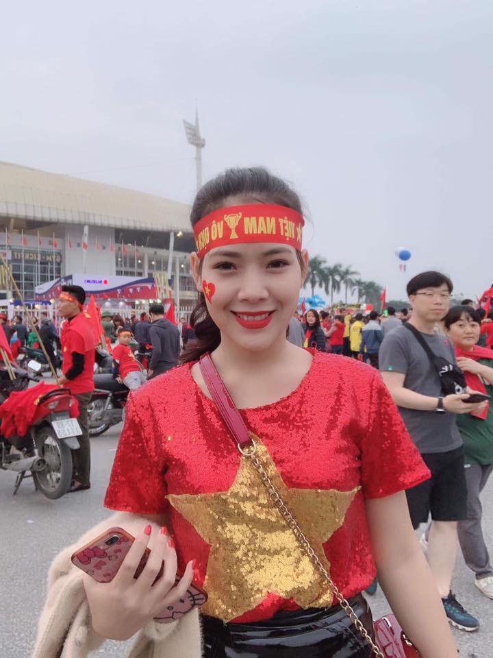 Những bóng hồng xinh đẹp "góp lửa" hâm nóng đại chiến Việt Nam - Malaysia trước giờ G - 9