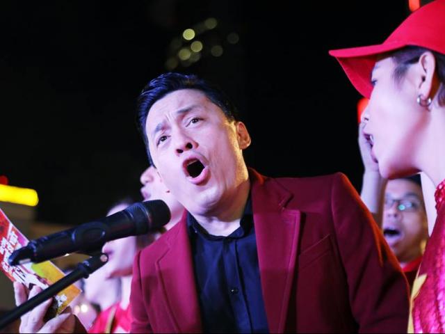 Ảnh: 100 nghệ sĩ hát ở phố đi bộ Nguyễn Huệ cổ vũ đội tuyển Việt Nam