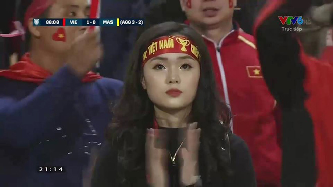Gái xinh khiến dân mạng “săn lùng” sau trận chung kết AFF Cup 2018 - 1