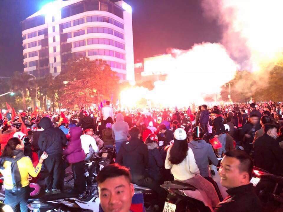 Triệu CĐV xuống đường đi “bão”: 10 năm chờ đợi, sung sướng tột đỉnh! - 28