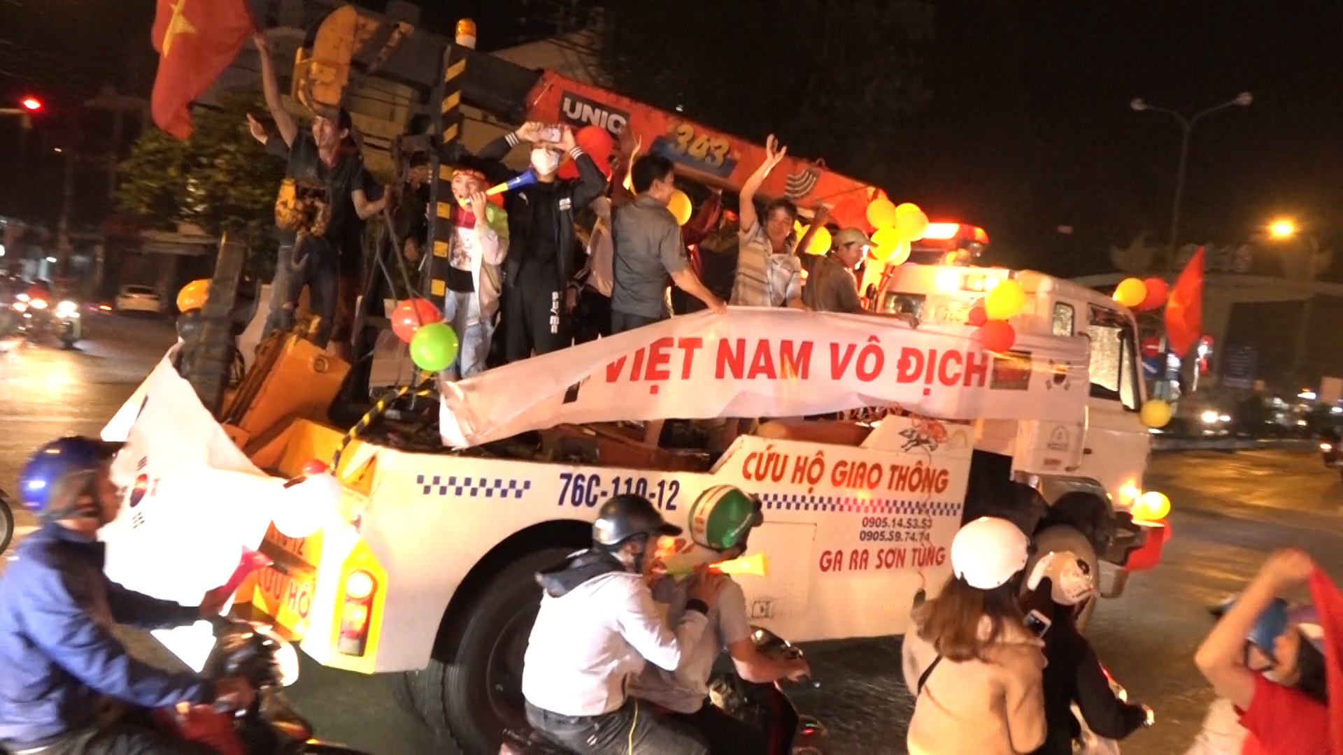 Triệu CĐV xuống đường đi “bão”: 10 năm chờ đợi, sung sướng tột đỉnh! - 12