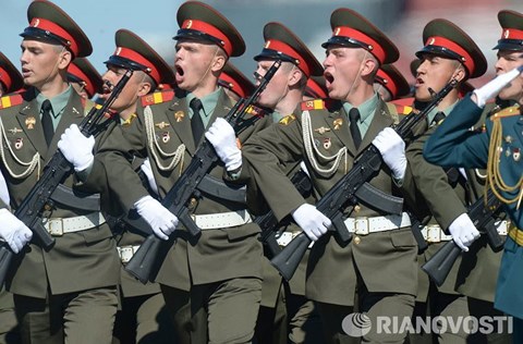 Cựu Đại sứ Mỹ: Washington muốn dùng kinh tế để "dìm" quân đội Nga? - 1