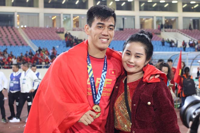 Dàn SAO ĐT Việt Nam được vợ, bạn gái xinh đẹp &#34;thưởng nóng&#34; ngay trên sân - 1