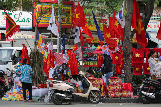 Người TP.HCM nườm nượp mua sẵn cờ, áo đỏ cổ vũ tuyển Việt Nam - 1