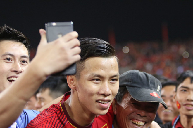 Người hùng Việt Nam vô địch AFF Cup: Thầy Park và học trò tri ân người hâm mộ - 12