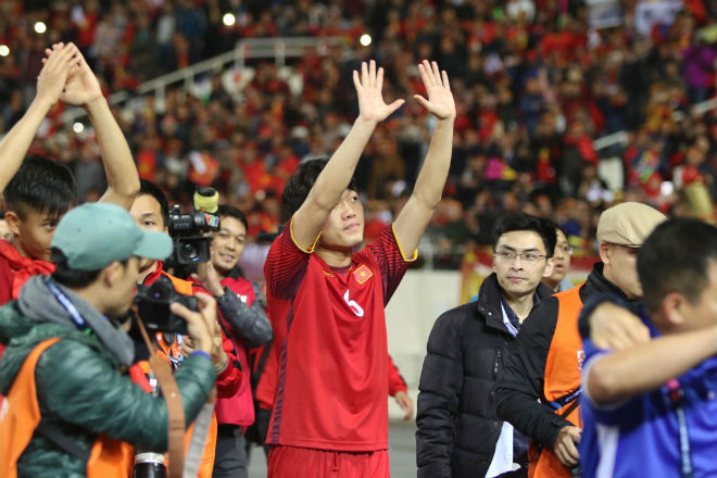 Người hùng Việt Nam vô địch AFF Cup: Thầy Park và học trò tri ân người hâm mộ - 14