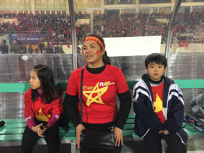 Fan Việt Nam ăn mừng vô địch AFF Cup: Niềm vui không thể tả - 3