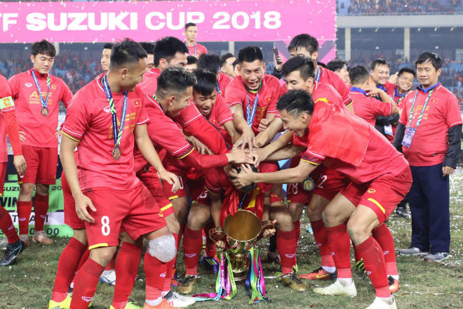 ĐT Việt Nam nâng cúp AFF Cup: Cột mốc lịch sử, thỏa nguyện 10 năm - 9