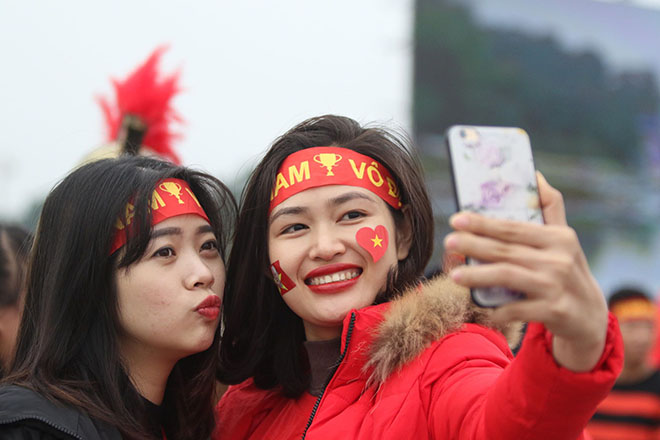ĐT Việt Nam quyết đấu Malaysia: Hot-girl, &#34;ông già Noel&#34; khuấy động Mỹ Đình - 4