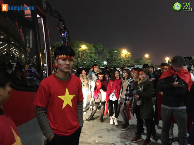 Fan nửa đêm vẫn đứng chờ xe chở ĐT Việt Nam, mở hội ăn mừng vô địch
