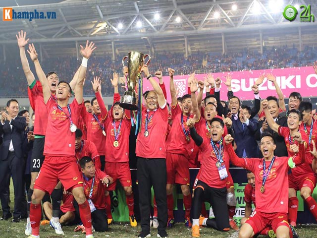 ĐT Việt Nam ăn mừng vô địch AFF Cup: Quốc ca vang vọng Mỹ Đình