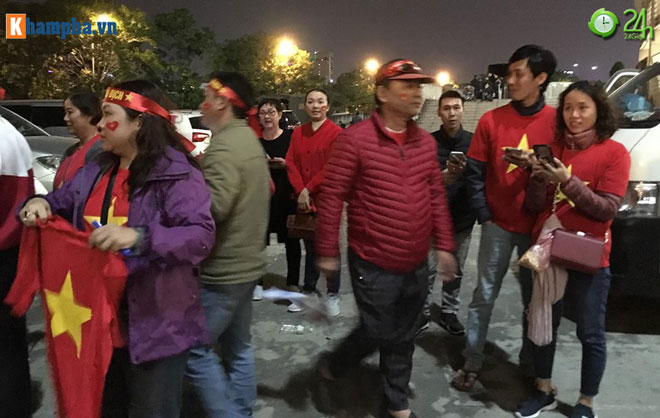 Fan nửa đêm vẫn đứng chờ xe chở ĐT Việt Nam, mở hội ăn mừng vô địch - 1