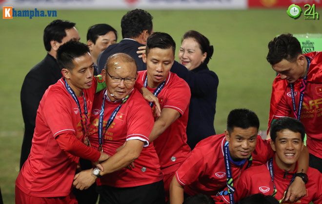 Thầy Park bật khóc trong niềm vui tột độ ĐT Việt Nam xưng vương AFF Cup - 11
