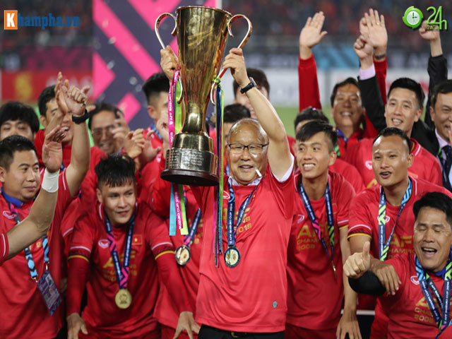 Thầy Park bật khóc trong niềm vui tột độ ĐT Việt Nam xưng vương AFF Cup