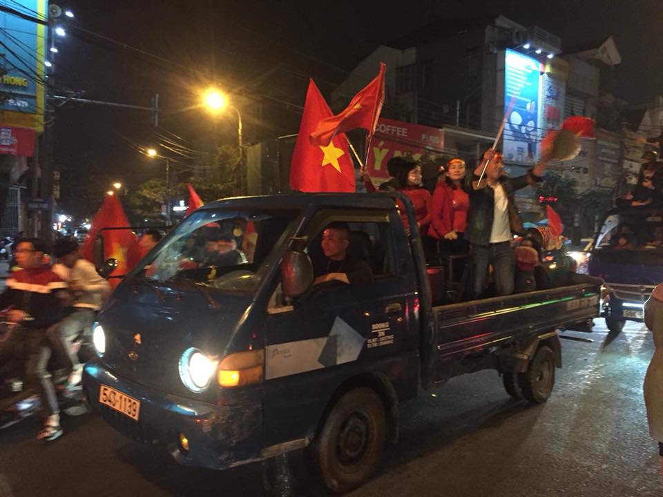 Triệu CĐV xuống đường đi “bão”: 10 năm chờ đợi, sung sướng tột đỉnh! - 3