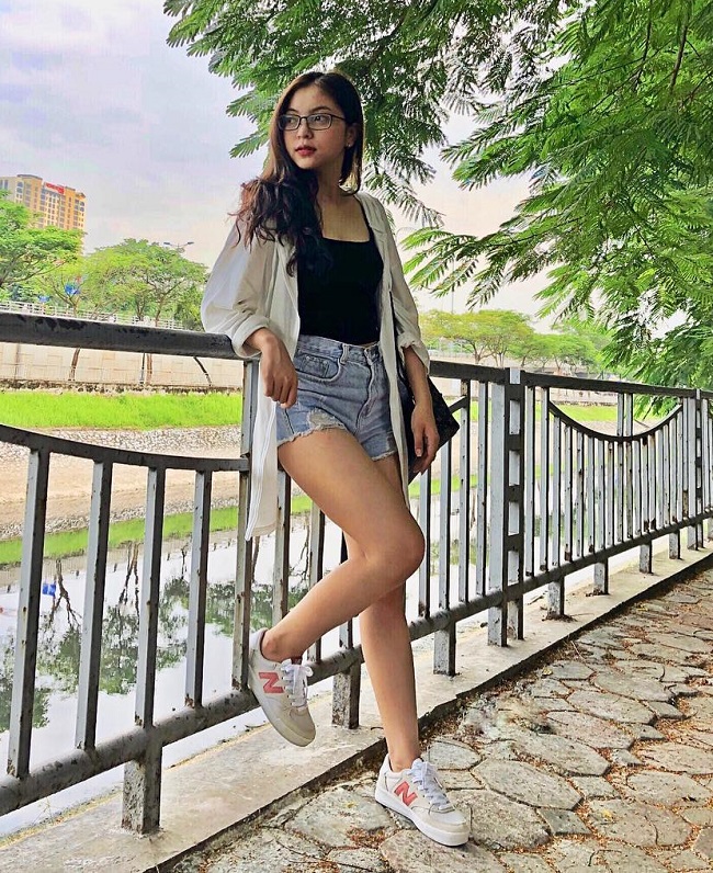 Bạn gái Quang Hải ít khi mặc váy vóc lòe xòe "bánh bèo" ra đường. Cô thường xuyên diện street style cá tính với giày thể thao, quần short.