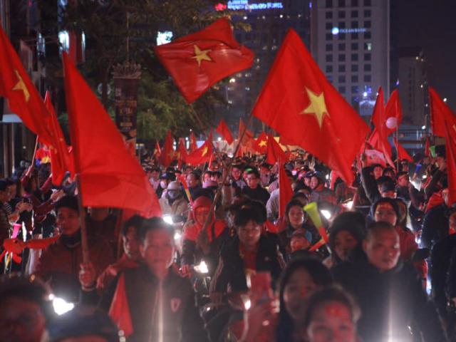Báo Anh: CĐV Việt Nam ăn mừng ”máu lửa” chức vô địch AFF Cup