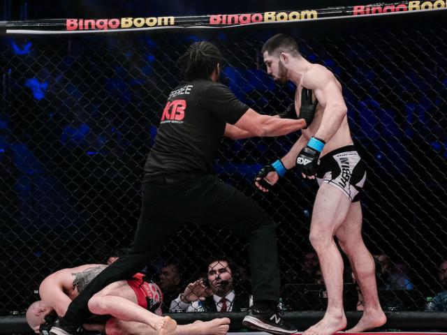 Rúng động MMA: Võ sỹ tàn nghiệp vì làm chuyện ”bậy bạ” với đối thủ