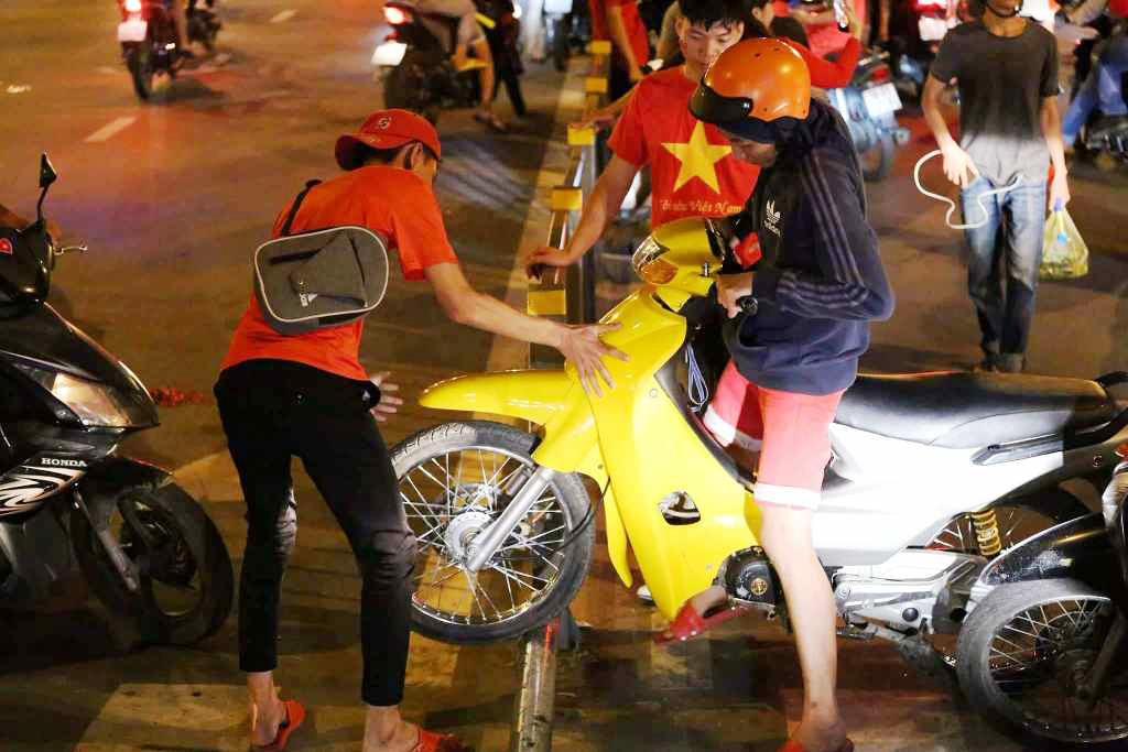 Đốt cả xe máy để ăn mừng chiến thắng của ĐT Việt Nam, fan cuồng gây sốc - 7