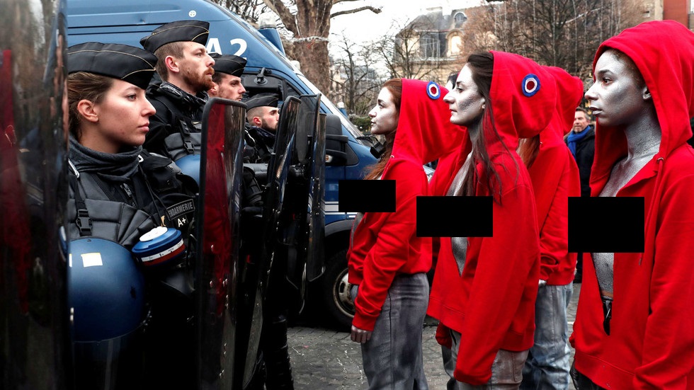 Phụ nữ ngực trần tham gia biểu tình áo vàng, đối đầu cảnh sát Paris - 1