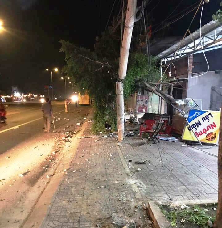Xe khách lao vào bàn nhậu trên vỉa hè sau khi VN &#34;đoạt vàng&#34;, 2 người chết tức tưởi - 3
