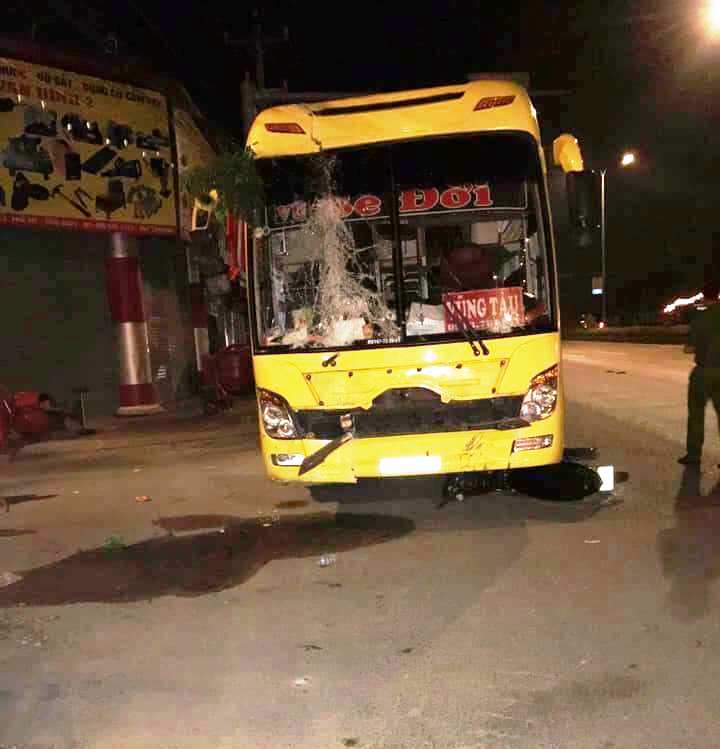 Xe khách lao vào bàn nhậu trên vỉa hè sau khi VN &#34;đoạt vàng&#34;, 2 người chết tức tưởi - 4