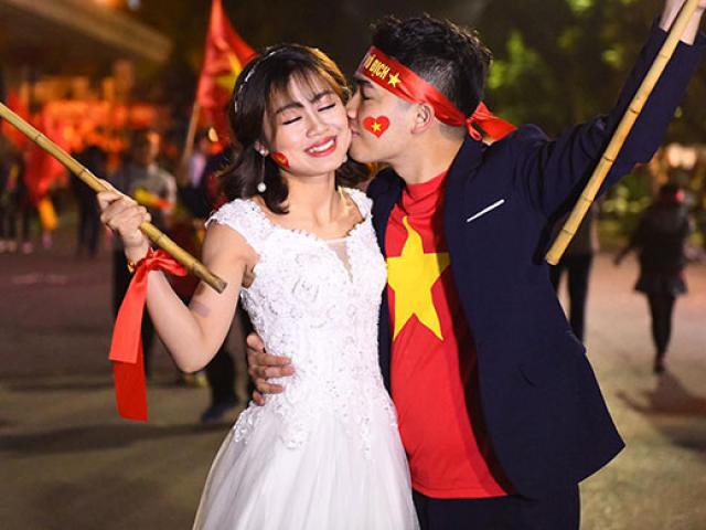 Bạn trẻ - Cuộc sống - Cặp đôi Nghệ An vừa "đi bão" vừa chụp ảnh cưới mừng Việt Nam vô địch