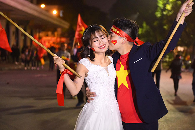 Cặp đôi Nghệ An vừa "đi bão" vừa chụp ảnh cưới mừng Việt Nam vô địch - 5