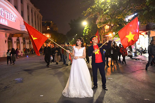 Cặp đôi Nghệ An vừa "đi bão" vừa chụp ảnh cưới mừng Việt Nam vô địch - 3