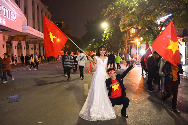 Cặp đôi Nghệ An vừa "đi bão" vừa chụp ảnh cưới mừng Việt Nam vô địch - 2