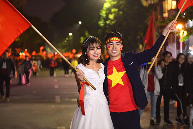 Cặp đôi Nghệ An vừa "đi bão" vừa chụp ảnh cưới mừng Việt Nam vô địch - 4