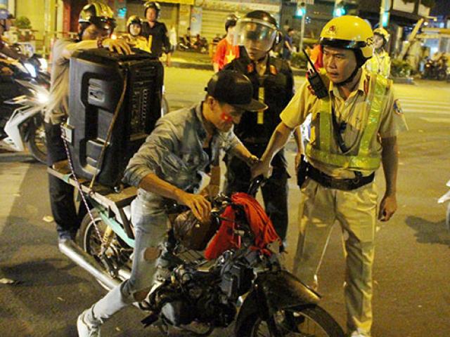Tin tức trong ngày - “Vui quá” khi đi ăn mừng tuyển VN vô địch, nhiều fan “cầu cứu” xe ôm đưa về nhà