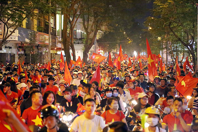 “Vui quá” khi đi ăn mừng tuyển VN vô địch, nhiều fan “cầu cứu” xe ôm đưa về nhà - 7