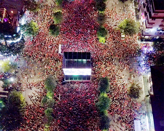 “Vui quá” khi đi ăn mừng tuyển VN vô địch, nhiều fan “cầu cứu” xe ôm đưa về nhà - 2