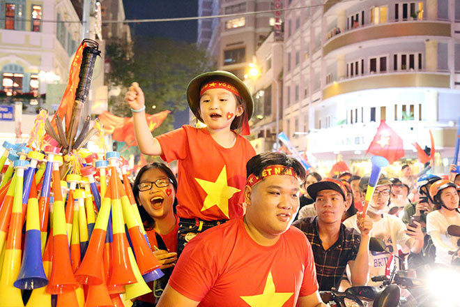 “Vui quá” khi đi ăn mừng tuyển VN vô địch, nhiều fan “cầu cứu” xe ôm đưa về nhà - 3