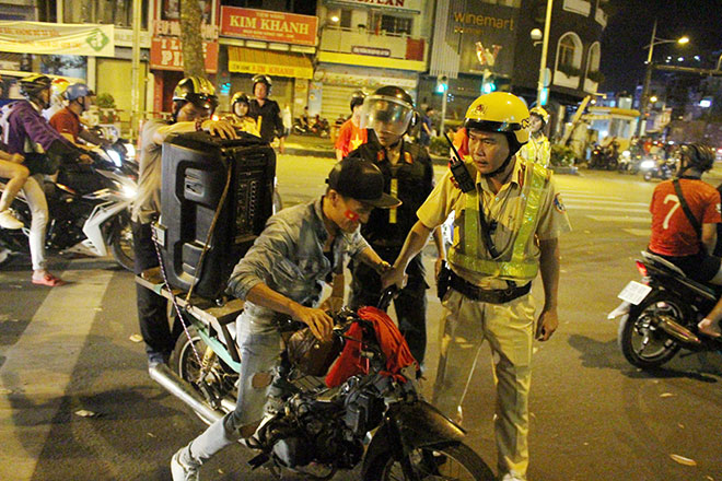 “Vui quá” khi đi ăn mừng tuyển VN vô địch, nhiều fan “cầu cứu” xe ôm đưa về nhà - 5