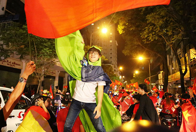 “Vui quá” khi đi ăn mừng tuyển VN vô địch, nhiều fan “cầu cứu” xe ôm đưa về nhà - 6